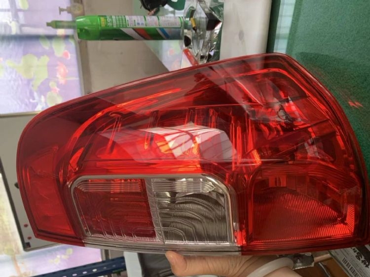 适用于尼桑2015 NAVARA 尾灯带线束  国内版-   左红色  右白色 , 纳瓦拉 汽车配件, 尼桑 汽车配件-